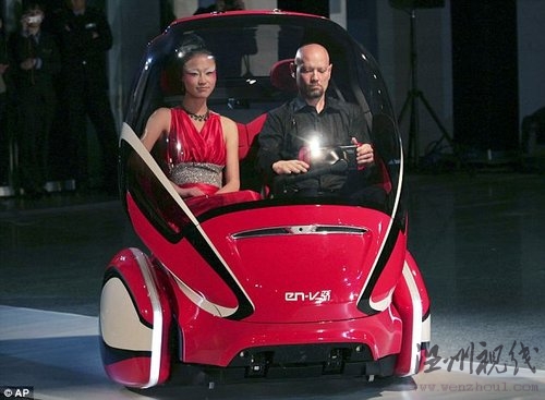 太空時(shí)代微型汽車：與車輛“通話”避免碰撞\"