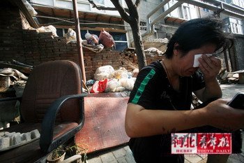 6月18日，自殺女生的媽媽在自己收的廢品前難過不已