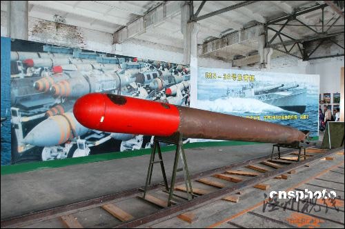 原中國魚雷發(fā)射試驗基地建造在青海湖南岸，因其在青藏公路151公里處，又被稱為151基地。其在完成了它的歷史使命之后，才被掀開神秘的面紗，被世人得知。現(xiàn)保留一部分原有的生產車間、實驗區(qū)和魚雷、電臺等實物供游人參觀。中新社發(fā) 李全舉 攝