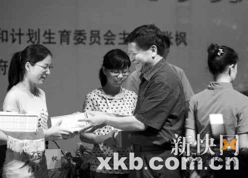 張楓昨日向南沙贈(zèng)書，并為南沙計(jì)生干部上課。新快報(bào)記者陳昆侖/攝