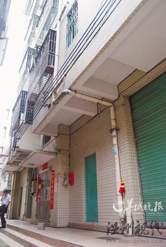 村長疑因陪副區(qū)長喝酒后猝死衛(wèi)生間(圖)