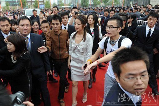 趙薇封百花獎影后之后首次回到安徽合肥家鄉眾人“護駕”