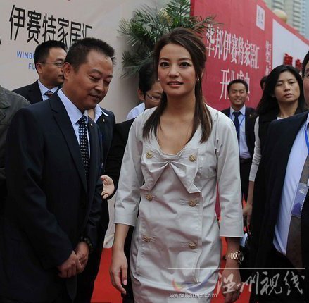 趙薇封百花獎影后之后首次回到安徽合肥家鄉眾人“護駕”