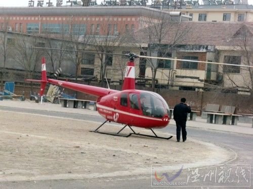 山東直升機接人，山東男子駕直升機空降校園接走女生