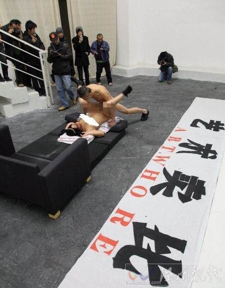 3月20日，成力正在進行行為藝術表演，表演之后他和搭檔就被警方帶走了。