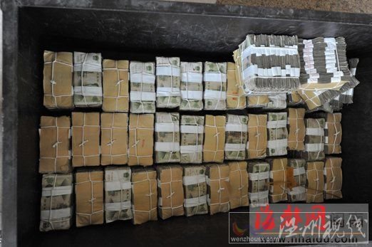 這么多零鈔，銀行工作人員點(diǎn)鈔點(diǎn)到手軟