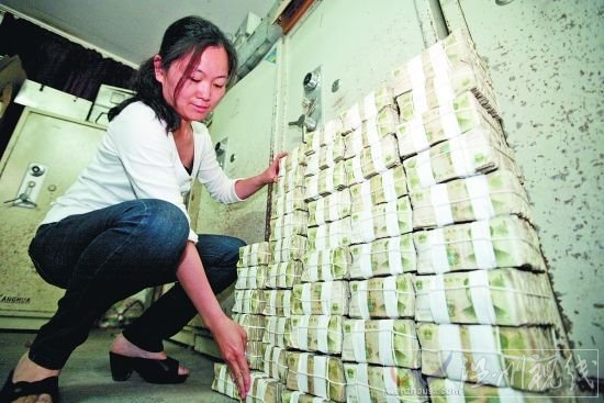 近一米高的一大疊錢還不到5萬元（來源：泉州晚報(bào)）