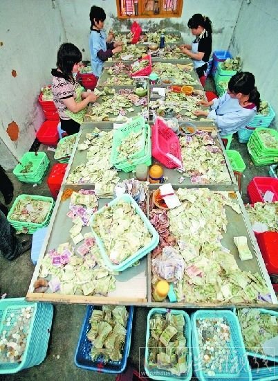 女員工忙著清點(diǎn)零錢（來源：泉州晚報(bào)）