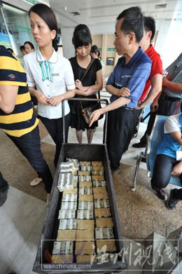 銀行說，8個(gè)人同時(shí)存零鈔耽誤了其他顧客