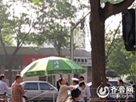 山東淄博奧迪女因耽誤接領(lǐng)導(dǎo)掌摑男司機(jī)被拘5天