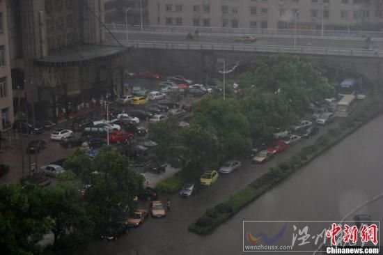 6月28日下午，長(zhǎng)沙遭遇暴雨襲擊，城區(qū)部分地段由于積水較深，導(dǎo)致交通受阻。在積水較為嚴(yán)重的長(zhǎng)沙市八一橋段，部分車輛已經(jīng)拋錨，被浸水中。圖為一輛轎車因積水太深拋錨。劉雙雙 攝