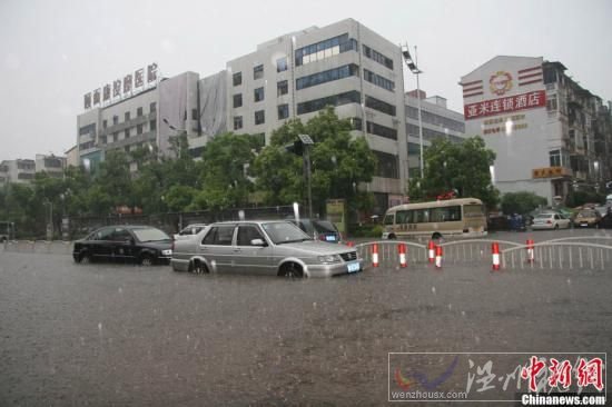 6月28日下午，長(zhǎng)沙遭遇暴雨襲擊，城區(qū)部分地段由于積水較深，導(dǎo)致交通受阻。在積水較為嚴(yán)重的長(zhǎng)沙市八一橋段，部分車輛已經(jīng)拋錨，被浸水中。圖為轎車停在路中不敢前行。傅煜 攝