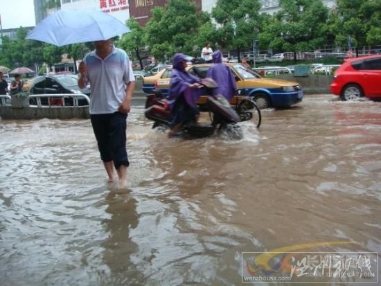 電動(dòng)車和行人匆匆穿過(guò)芙蓉路的引橋，仍然還是要卷起褲腿?！　￡悇︶?攝 圖片來(lái)源：星辰在線