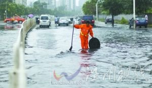撈 西二旗北路，工作人員在疏通下水道。本報(bào)記者 浦峰 攝
