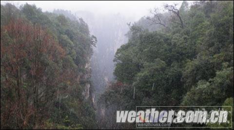 張家界景區(qū)迎來下半年首場降雪 天門山氣溫降至-7℃