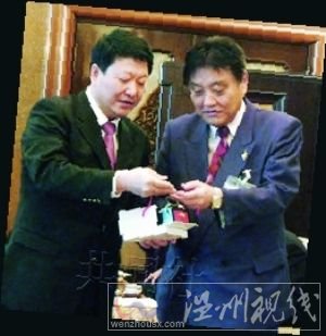 2月20日，名古屋市長河村隆之（右）與到訪的中共南京市委常委劉志偉等人舉行會談，稱自己認為南京大屠殺事件并不存在。會后雙方交換禮物。
