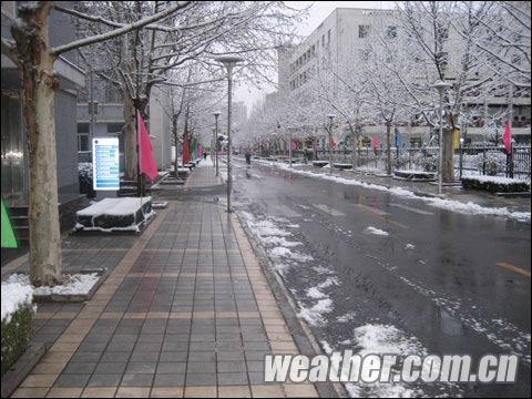 氣象日開(kāi)放前夕，為迎接社會(huì)公眾前來(lái)參觀，中國(guó)氣象局提前部署，道路兩旁彩旗飄揚(yáng)。