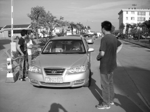 溫州永強(qiáng)機(jī)場嚴(yán)打私家車?yán)? width=