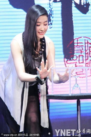 劉亦菲在上海《四大名捕》電影發(fā)布會(huì)
