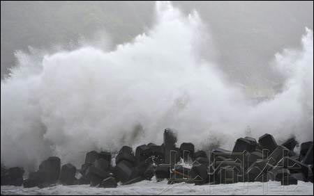 強(qiáng)臺(tái)風(fēng)“古超”致日本1人死亡 13萬(wàn)戶家庭斷電