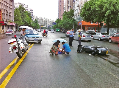 老人車(chē)禍倒地，好心人撐傘守護(hù)