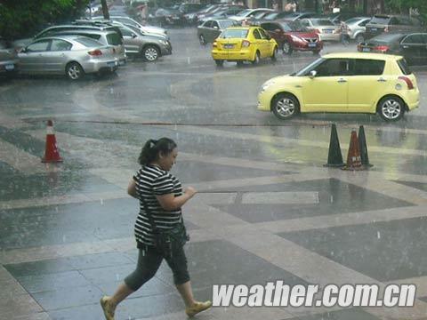 重慶遭遇短時(shí)強(qiáng)降雨 多個(gè)航班受影響