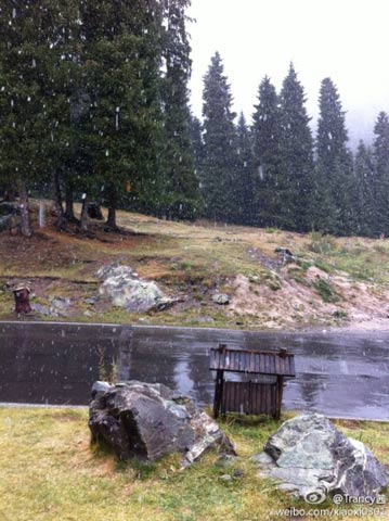 新疆部分地區(qū)雪花飄 烏魯木齊氣溫狂降17℃