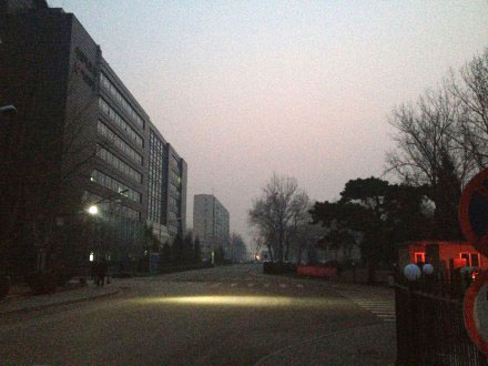 北京27日早晨有輕度霧霾 出行請(qǐng)注意路況