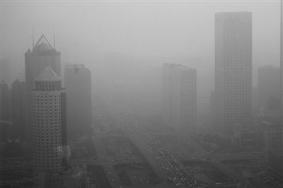 北京深陷霧霾 空氣嚴(yán)重污染 預(yù)警持續(xù)注意防護(hù)