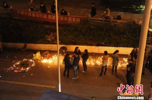 3月24日晚，長沙眾多市民來到“落井女孩”的事發(fā)地，點蠟燭為“落井女孩”祈禱平安。