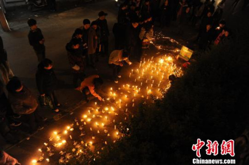 3月24日晚，長沙眾多市民來到“落井女孩”的事發(fā)地，點蠟燭為“落井女孩”祈禱平安。