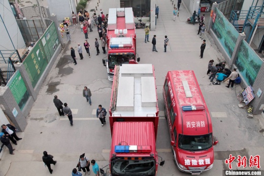 西安消防隊(duì)員在現(xiàn)場(chǎng)緊急救援