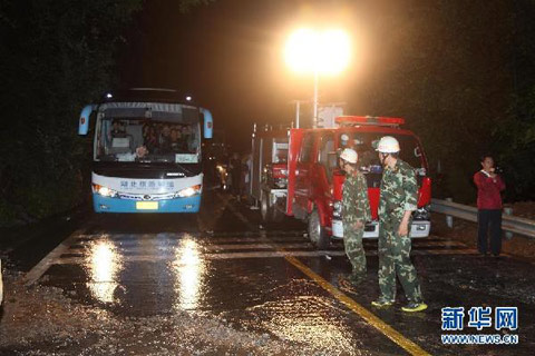 湖北暴雨致神農(nóng)架22日山體滑坡 300多人被困道路