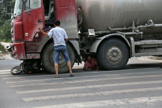 滎陽車禍，女子被撞央求司機(jī)別碾死她。