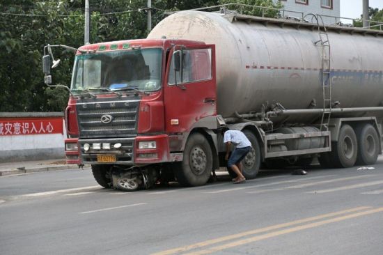 滎陽車禍，女子被撞央求司機(jī)別碾死她。