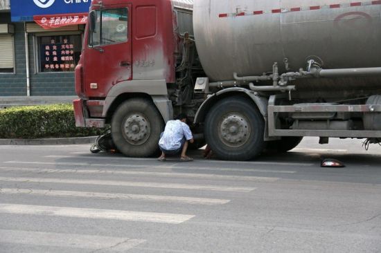 滎陽車禍，女子被撞央求司機(jī)別碾死她。