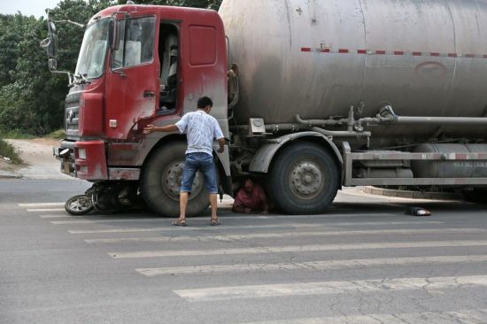 滎陽車禍，女子被撞央求司機(jī)別碾死她。