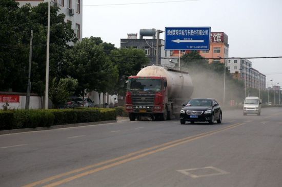 滎陽車禍，女子被撞央求司機(jī)別碾死她。
