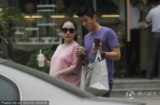 霍思燕挺大肚逛街，霍思燕男友杜江跟隨保護(hù)。