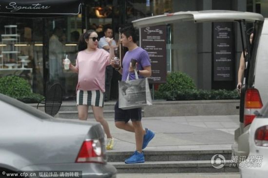 霍思燕挺大肚逛街，霍思燕男友杜江跟隨保護(hù)。