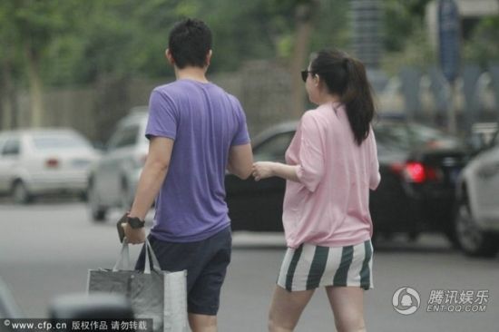 霍思燕挺大肚逛街，霍思燕男友杜江跟隨保護(hù)。