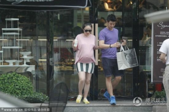 霍思燕挺大肚逛街，霍思燕男友杜江跟隨保護(hù)。