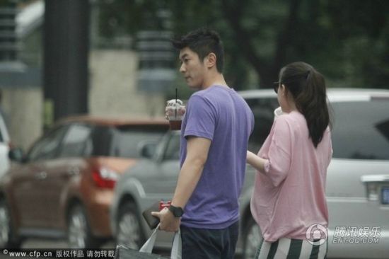 霍思燕挺大肚逛街，霍思燕男友杜江跟隨保護(hù)。
