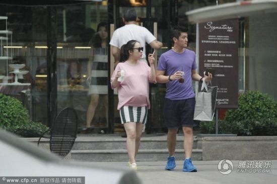霍思燕挺大肚逛街，霍思燕男友杜江跟隨保護(hù)。