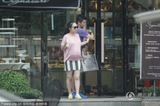 霍思燕挺大肚逛街，霍思燕男友杜江跟隨保護(hù)。