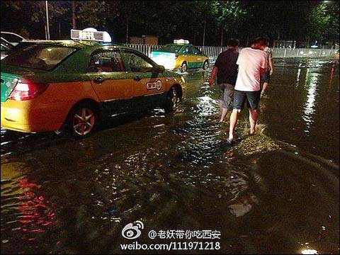 西安突發(fā)雷雨大風 工地塔吊被吹倒砸中板房4人亡
