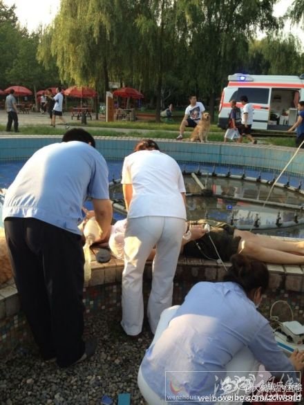 酷迪樂園急救人員對男子進(jìn)行搶救