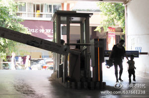 女司機(jī)夾死男嬰的車道