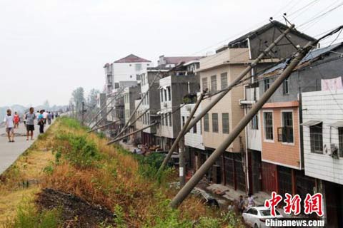 龍卷風(fēng)突襲湖南 瀘溪縣電線桿倒塌10萬居民斷電