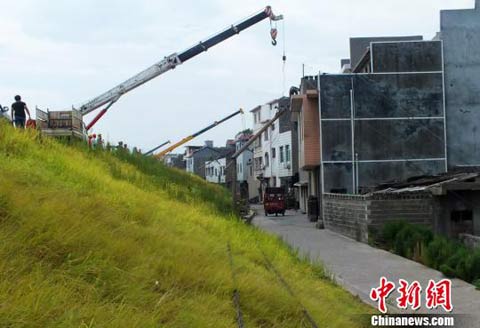 龍卷風(fēng)突襲湖南 瀘溪縣電線桿倒塌10萬居民斷電